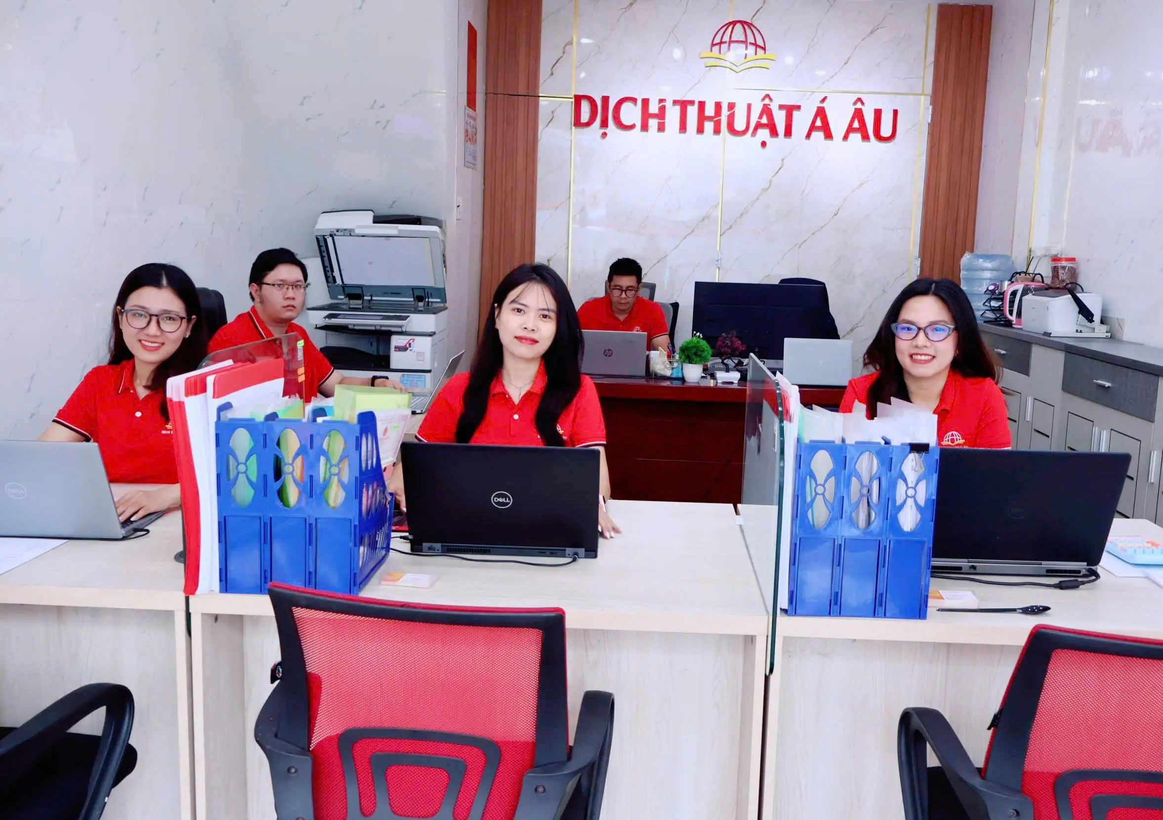 Đội ngũ Dịch thuật Á Âu tại văn phòng tiếp nhận hồ sơ