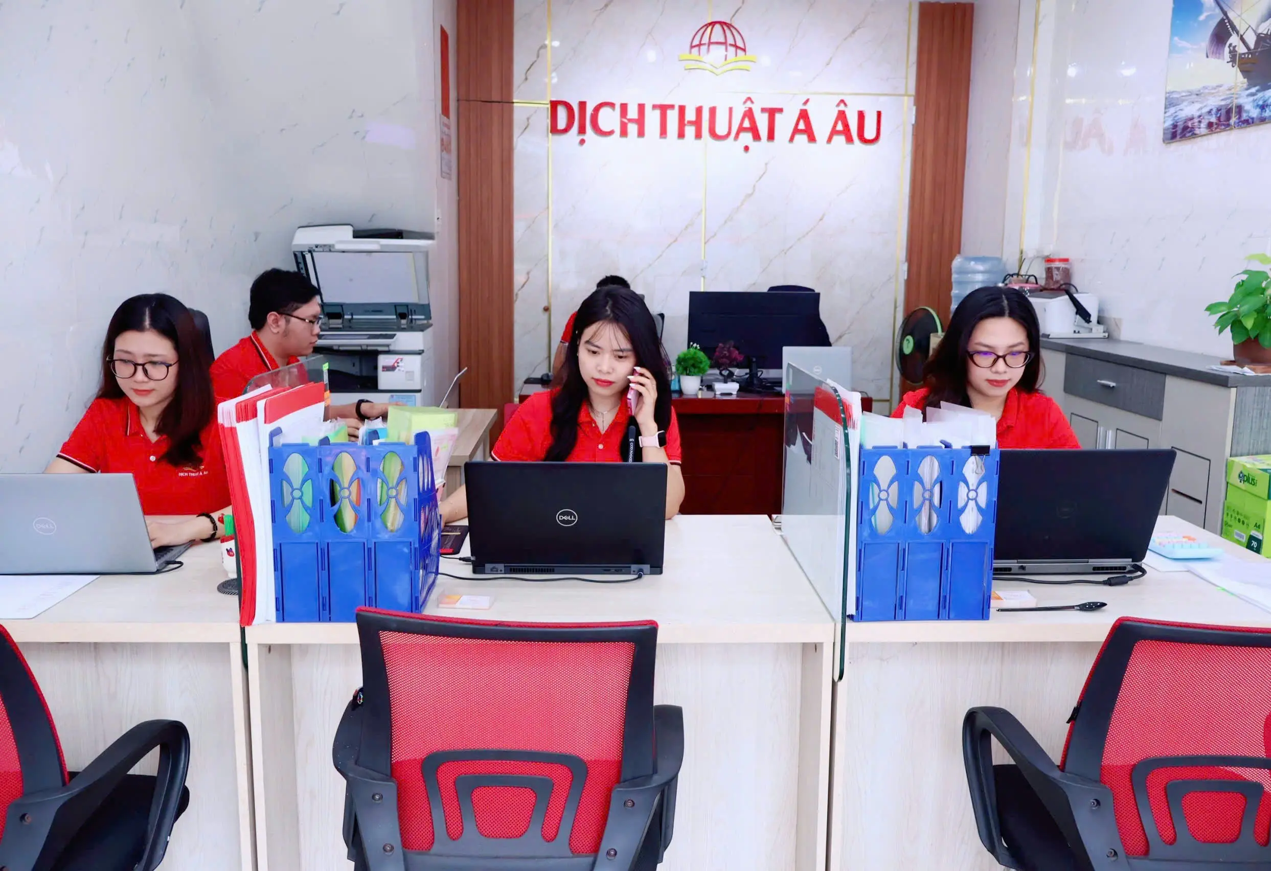 Bộ phận tư vấn và tiếp nhận hồ sơ của Dịch thuật Á Âu